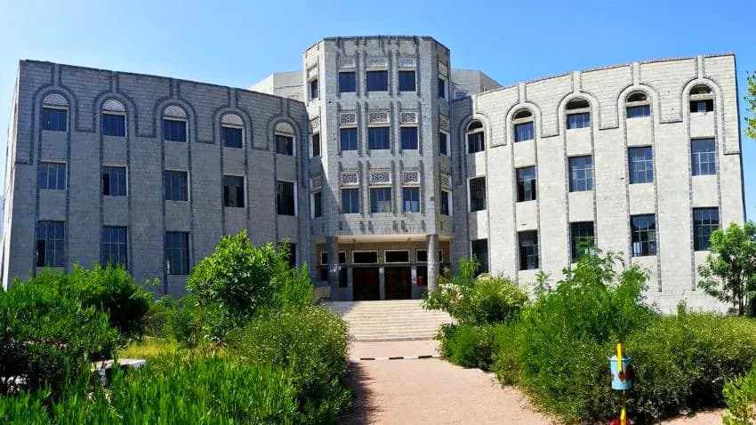 خطورة التنظير الجيني للعنصرية الطبقية في جامعة تعز