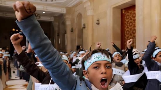 من المعلم إلى المعبّئ وتصدّع النسيج الاجتماعي.. تحولات الدور التربوي وانعكاساتها على البنية الاجتماعية في سياق التسييس (٢-٥)