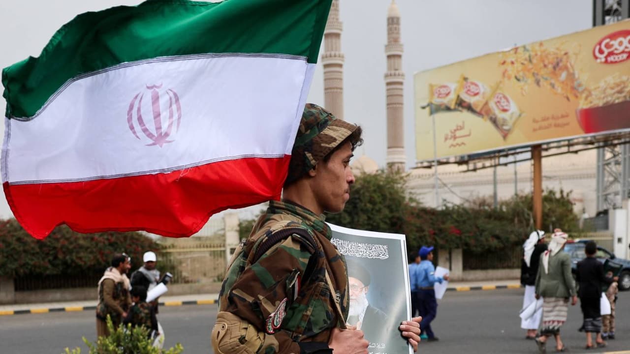 معاريف:  (إسرائيل) تواجه معضلة في التعامل مع الحوثيين بعد انخراطهم في الحرب