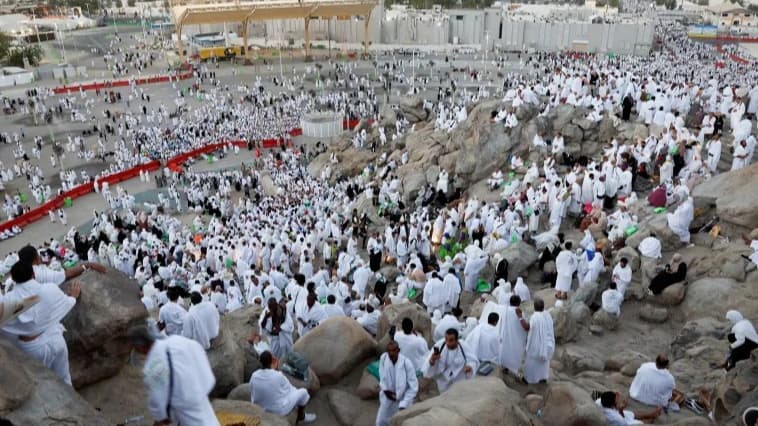 الحجاج يتوافدون إلى صعيد عرفات لأداء الركن الأعظم من الحج