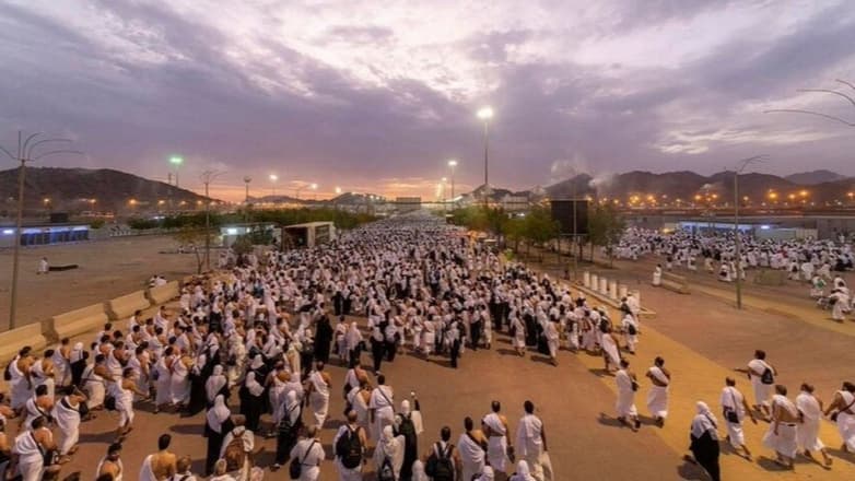 حجاج بيت الله الحرام يتوافدون إلى مشعر منى لرمي جمرة العقبة الكبرى في أول أيام العيد