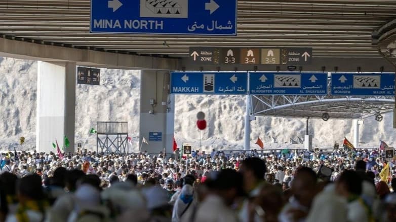 حجاج بيت الله الحرام يواصلون رمي الجمرات في أول أيام التشريق