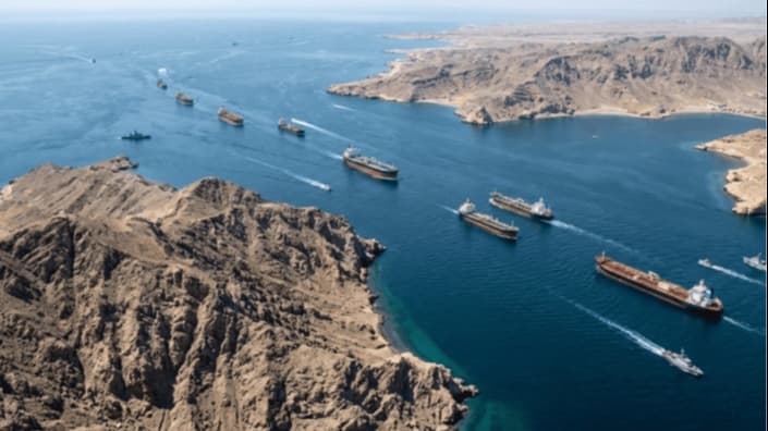 ترامب يعلن إعادة فرض حصار بحري على إيران ورسوماً على شحنات هرمز