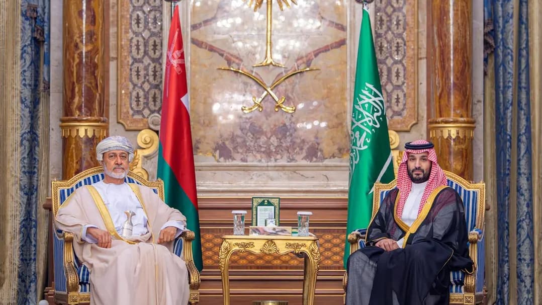 ولي عهد السعودية يبحث مع سلطان عُمان العلاقات الثنائية وتطورات الأوضاع في المنطقة