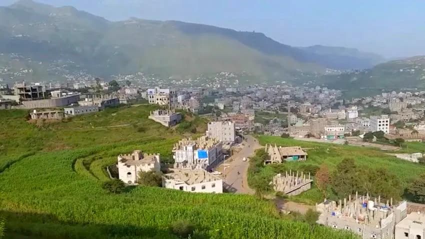 إب.. القيادي الحوثي مصطفى المتوكل يسطو على أراضي المواطنين بقوة السلاح