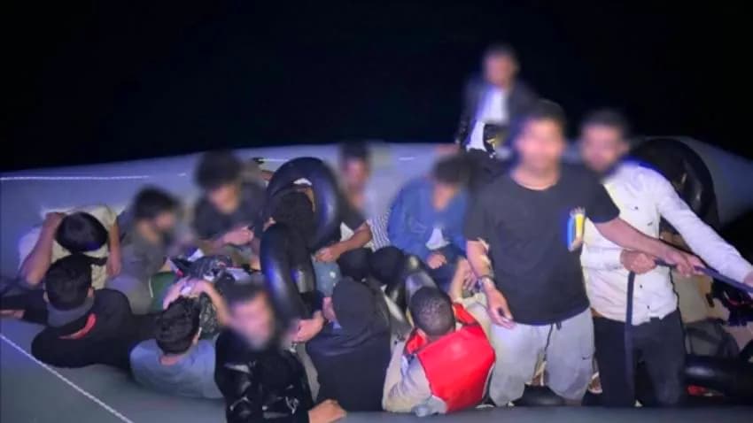 تركيا تعلن إنقاذ 18 مهاجرا بينهم يمنيون قبالة سواحل جناق قلعة