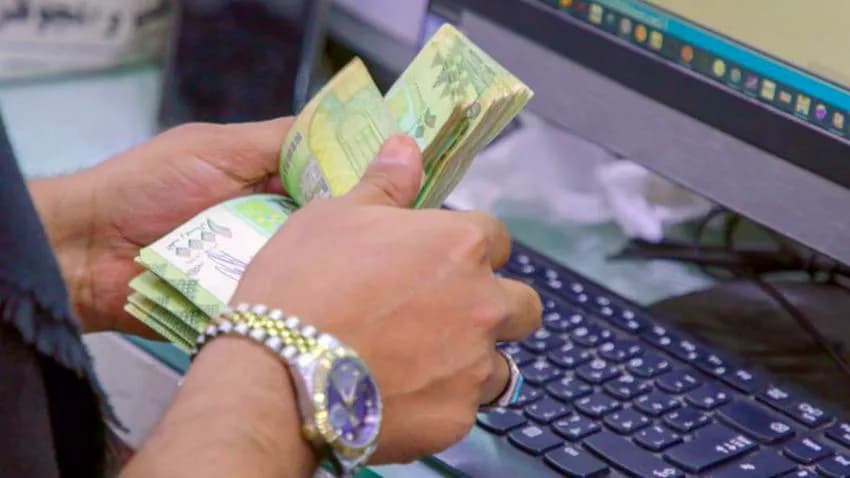 تزامنا مع الأزمة الاقتصادية.. الريال اليمني يتراجع إلى أدنى مستوياته