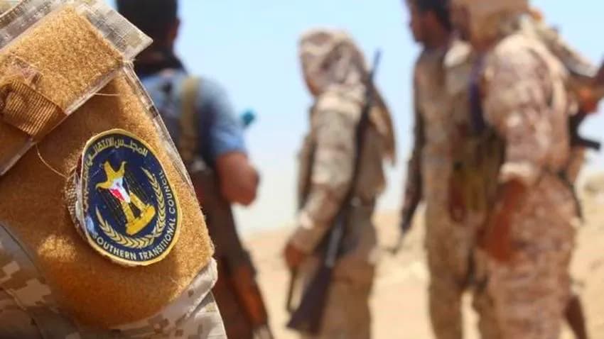 قوات الانتقالي تحتجز حافلات ناديين رياضيين وتختطف إمام مسجد