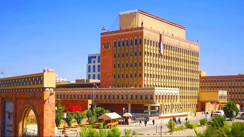 مخاطر أزمة السيولة تلاحق البنوك في مناطق الحوثيين بعد ممارساتهم الأخيرة بحجة مكافحة الربا