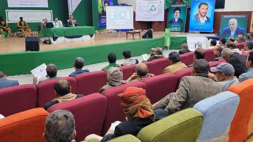 الحوثيون يوقفون مسؤولين عن العمل نتيجة رفضهم حضور دوراتهم الطائفية