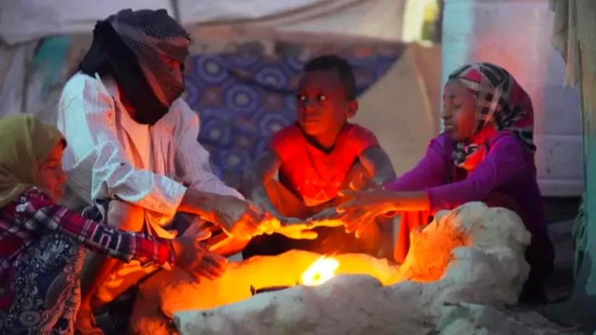 معاناة لا تتوقف.. البرد القارس يضاعف مأْساة 67 ألف أسرة يمنية في  المخيمات