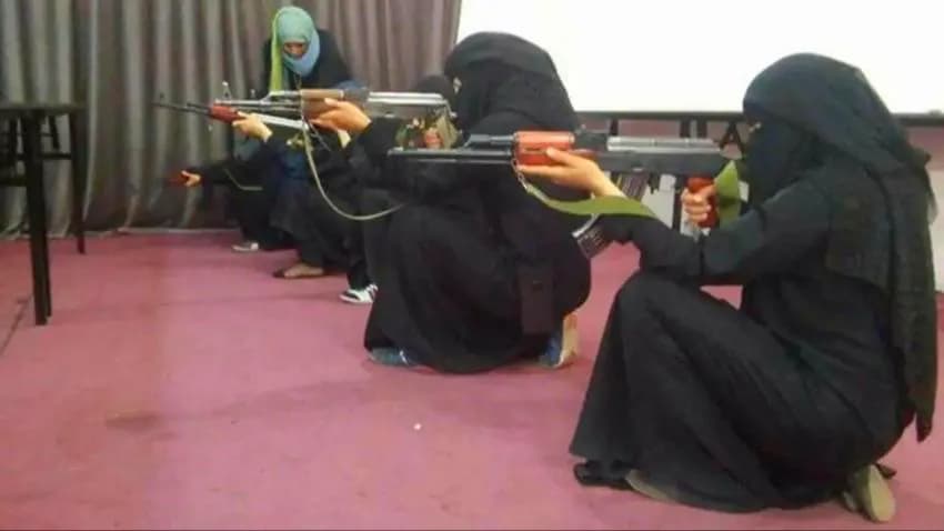 نساء يتبعن مليشيا الحوثي في مهمة لتنظيم دروس تعبوية ونشر  أفكار الجماعة الطائفية
