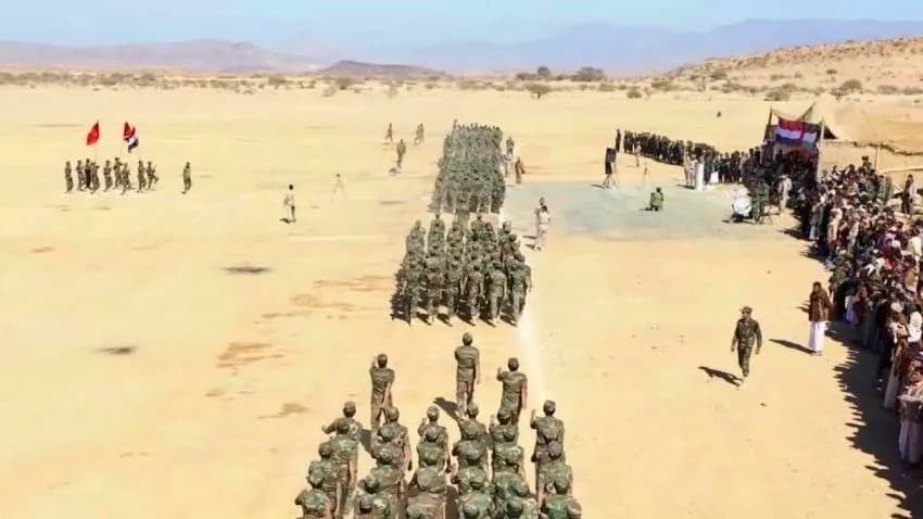 مليشيا الحوثي تلزم طلاب الجامعات بحامل السلاح وتوقف الدراسة