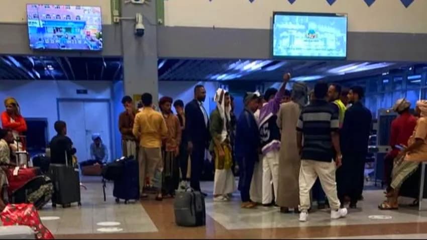 سقطرى.. مسؤول محلي يطالب بتسيير رحلة استثنائية لنقل العالقين في مطار عدن