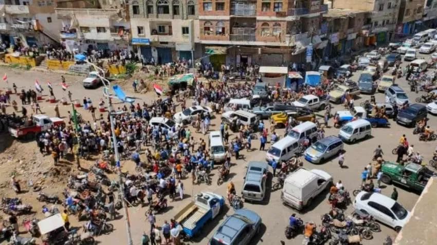 تعز.. إعادة فتح المنفذ الشرقي بعد تعرضه لقصف مدفعي حوثي