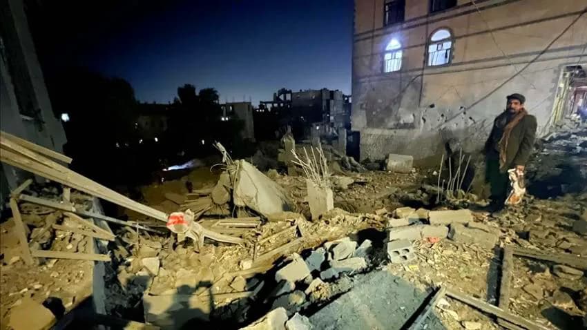 إعلام حوثي: غارات أمريكية تستهدف خزان المياه في قرية الصنيف  بالحديدة