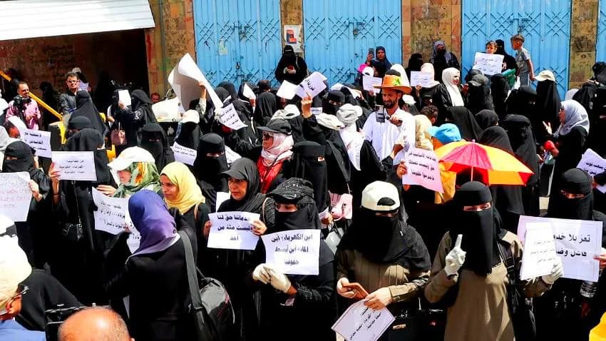 نساء تعز يطالبن بإنقاذ المدينة من الانهيار وتوفير الماء والكهرباء