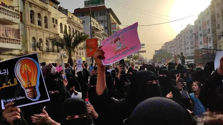 نريد كهرباء وخدمات لا وعود.. نساء في عدن يكسرن حاجز القمع ويخرجن للتظاهر