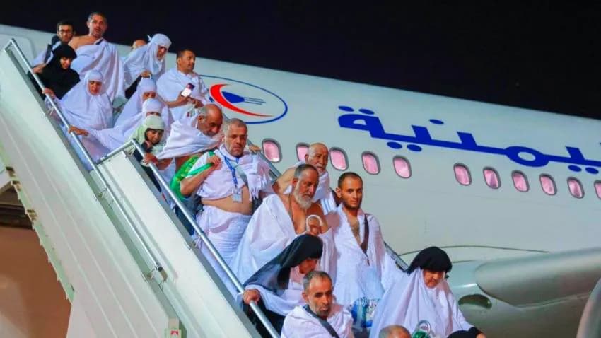 بعد قصف مطار صنعاء.. الحكومة اليمنية تعلن خطة شاملة لتأمين عودة الحجاج