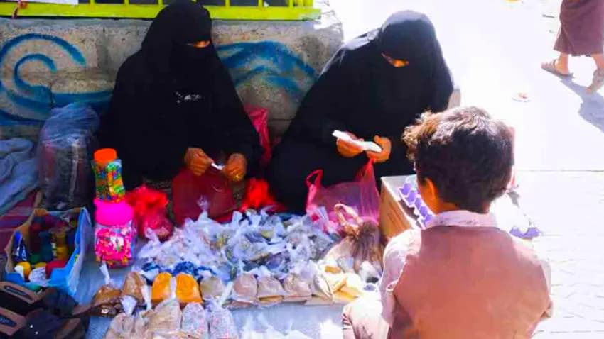 نساء نازحات وأطفال يتحدّون الحرب والغلاء لتأمين احتياجات الحياة