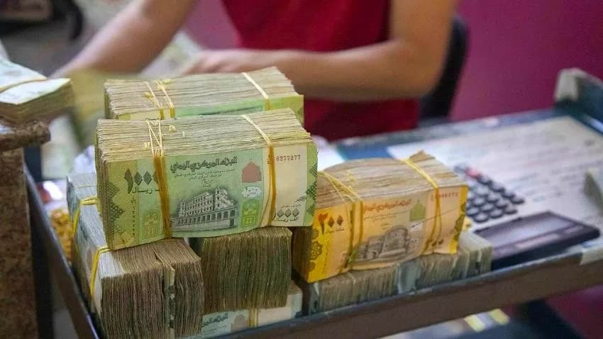 ارتفاع جديد في الوقود وانهيار مستمر للريال.. اليمنيون في مواجهة أزمة معيشية خانقة