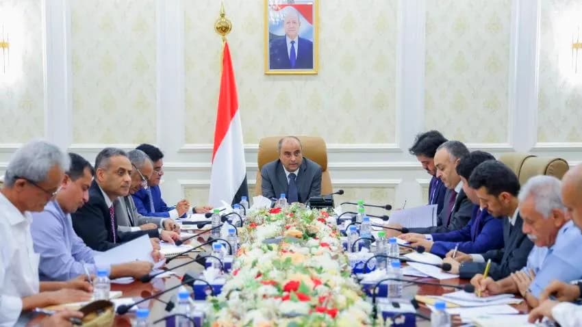 تراجع جديد للريال والحكومة تتحدث عن حلول إسعافية لتوفير وقود كهرباء عدن