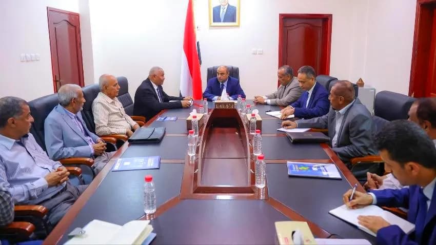 رئيس الوزراء يوجه بإعداد خطة زمنية واقعية لإعادة تشغيل مصافي عدن
