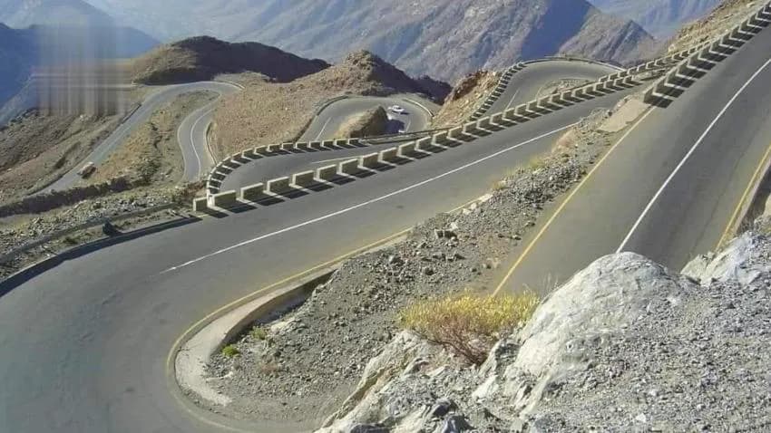 بدء فتح طريق عقبة ثرة من جهة البيضاء وترقب لاستكمال فتحه من جهة أبين