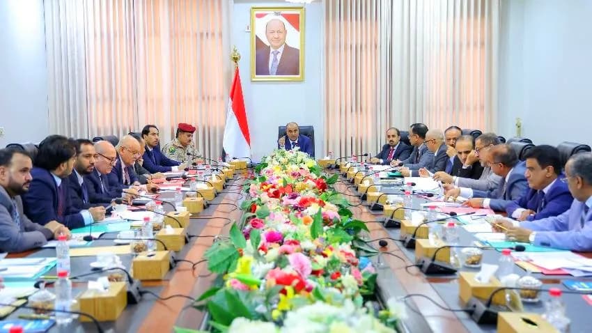 الحكومة تجتمع في عدن لمعالجة أزمة الكهرباء وبن بريك يتوعد بمحاسبة المعرقلين