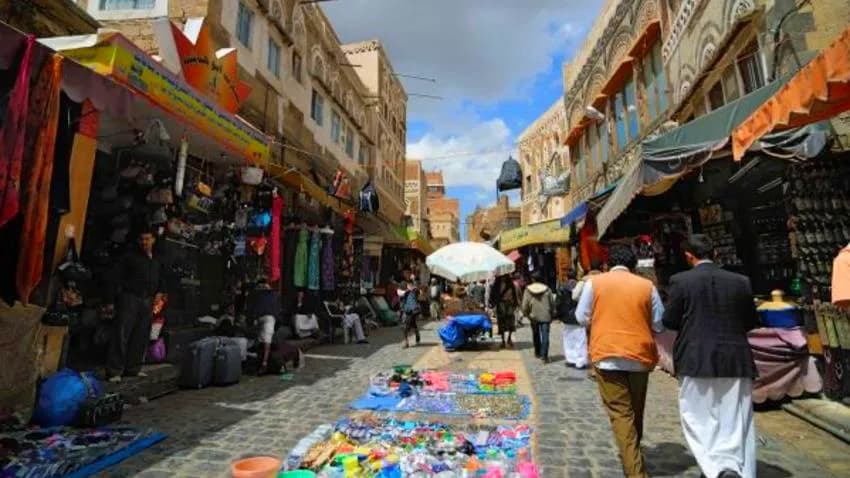 زيادة الجمارك تفجر صراعاً بين التجار والحوثيين وتحذيرات من ارتفاع الأسعار وهروب رؤوس الأموال