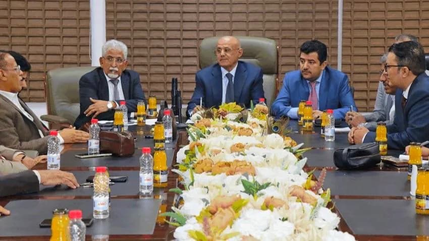 المركزي في عدن يجتمع بممثلي البنوك اليمنية لبحث تأسيس شركة الدفع الفوري وإعادة هيكلة الشبكة الموحدة