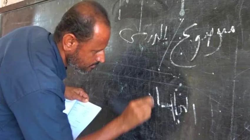مع بدء العام الدراسي الجديد.. المعلمون يُشهرون سلاح الإضراب وسط عجز الحكومة عن تلبية مطالبهم