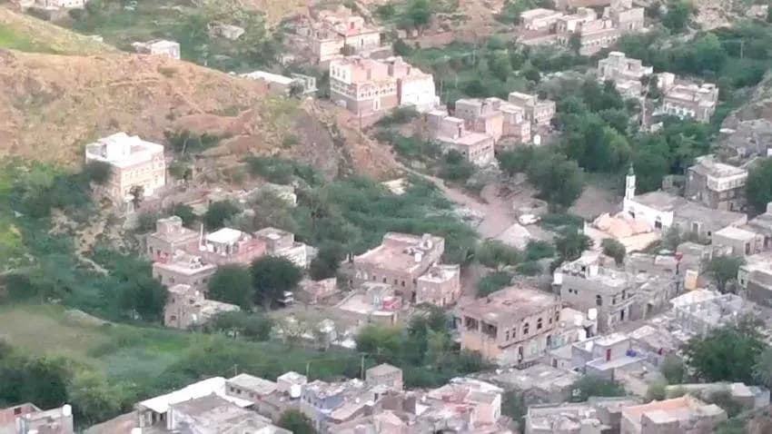 مقتل طفلة وإصابة شقيقها في قصف حوثي استهدف منزلاً غربي تعز