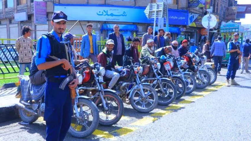ابتزاز مقنّع وخنق لمصادر الرزق.. حملات حوثية تستهدف سائقي الدراجات