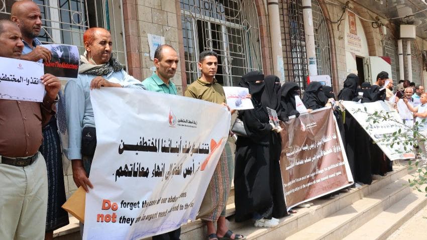 وقفة احتجاجية في تعز بشأن المختطفين وسط تصاعد حملة اختطافات حوثية في إب