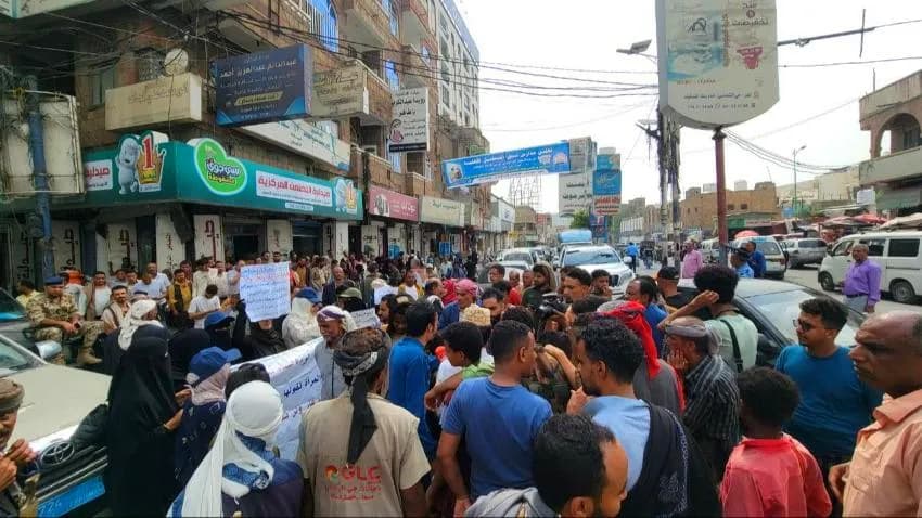 احتجاجات غاضبة في تعز  تطالب بتوفير الخدمات الأساسية وخفض الأسعار