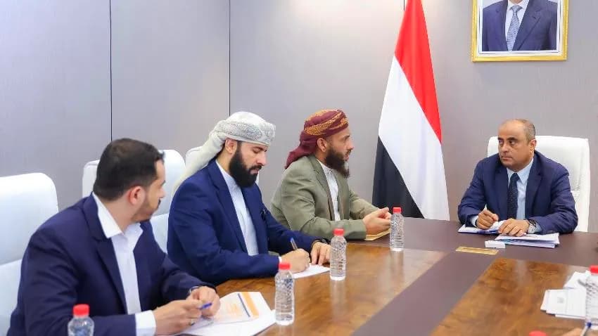 رئيس الوزراء يوجه بإصلاح شامل في ملف الحج والعمرة وخفض التكاليف على اليمنيين