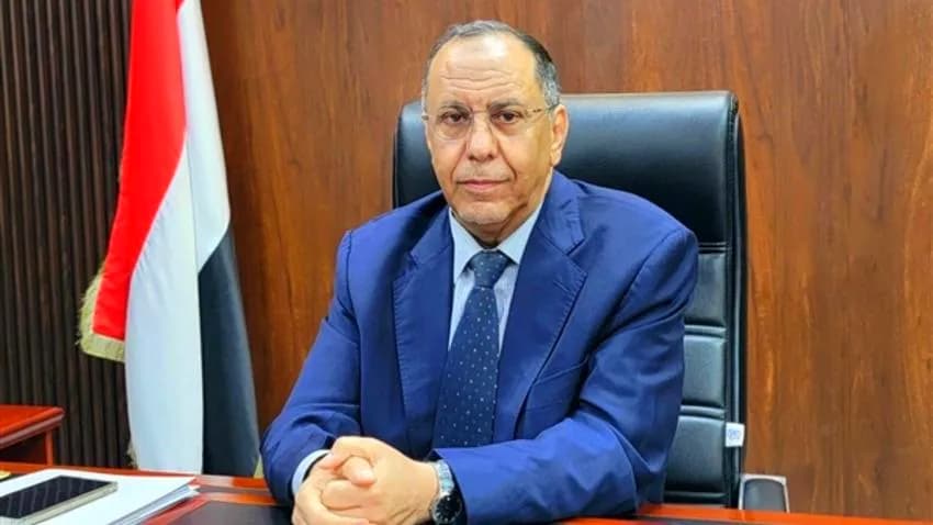 وزير التجارة يتحدث عن أسباب تحسن قيمة الريال ويحذر من إيداع الأموال لدى الصرافين