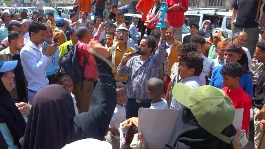 تعز.. استمرار الاحتجاجات والسلطات توقف الحملات الأمنية لمراقبة الأسعار