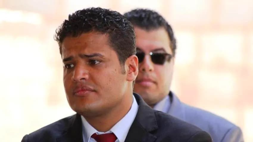 مأرب.. قوة أمنية تقتحم منزل الصحفي حمود هزاع وتقتاده إلى جهة مجهولة