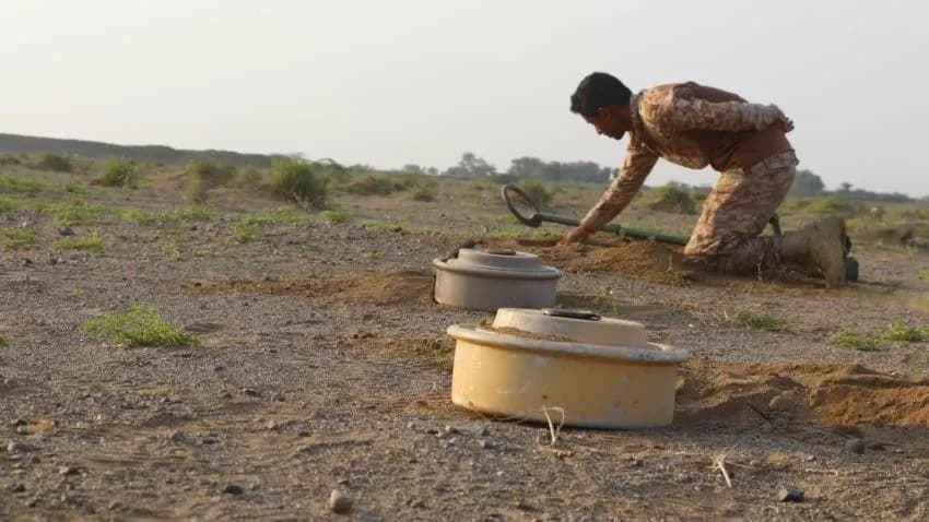 مقتل فتاتين بلغم حوثي في البيضاء وإصابة شاب برصاص قناص في تعز