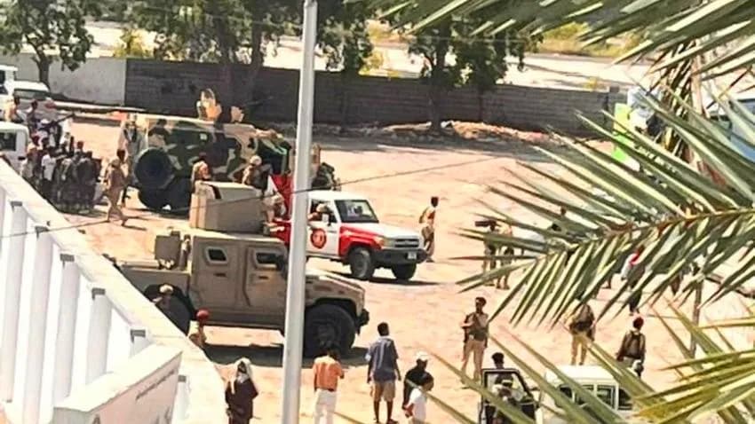 عدن.. اشتباكات بين قوات عسكرية وقوات حماية مبنى الهجرة والجوازات