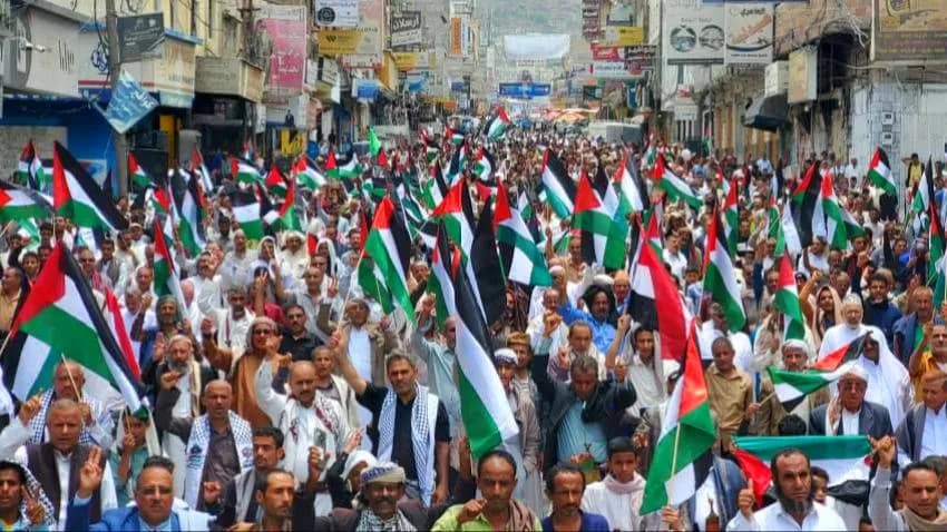 وقفة احتجاجية في تعز تندد باستمرار جرائم الاحتلال الإسرائيلي في غزة