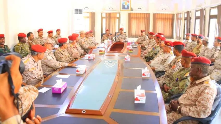 وزير الدفاع يدعو مجددا إلى وحدة الصف لمواجهة الخطر الحوثي