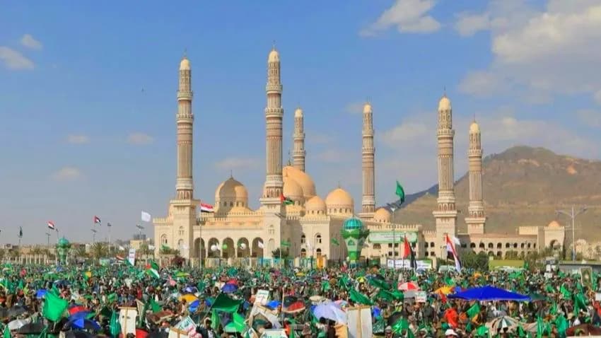 الحوثيون يستغلون الضربات الإسرائيلية لابتزاز السكان وتمويل احتفالات المولد النبوي
