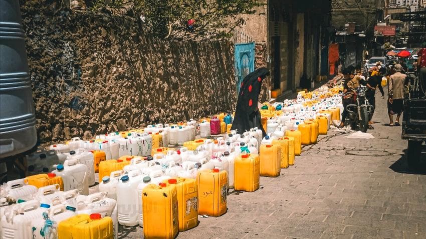 تعز.. أزمة مياه متفاقمة بين عجز الدولة وفوضى السوق