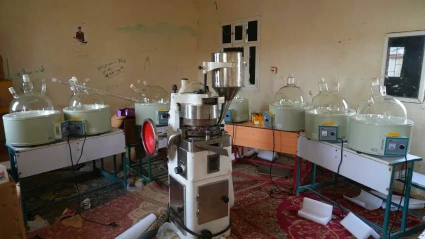 أمن المهرة يحبط إنشاء مصنع لإنتاج الكبتاجون والشبو قبل بدء تشغيله