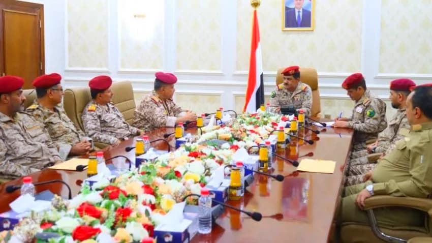 وزير الدفاع يلتقي القيادات العسكرية في تعز ويشدد على ضبط المطلوبين