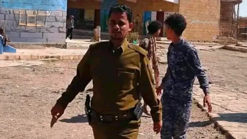 تعز.. مقتل ضابط برصاص مسلحين في التربة منعوا من دخول المدينة بأسلحتهم