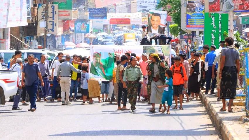 تعز.. وقفة احتجاجية تطالب بسرعة القبض على باقي المتهمين في قضايا الاغتيالات